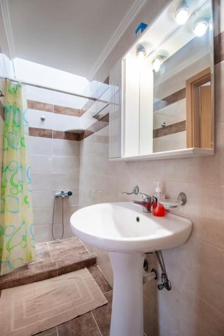 Apartment House Of Flowers Near 2 Ierapetra (Crete)