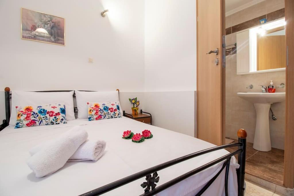 Apartment House Of Flowers Near 2 Ierapetra (Crete)